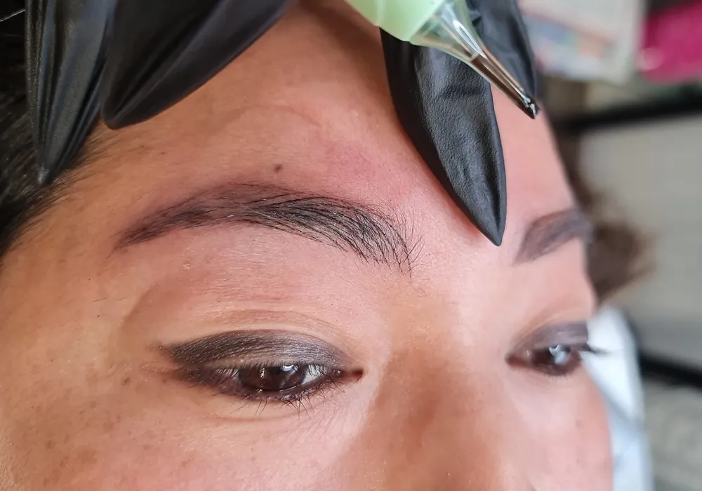 Trucco semipermanente sopracciglia effetto naturale realizzato a Varese
