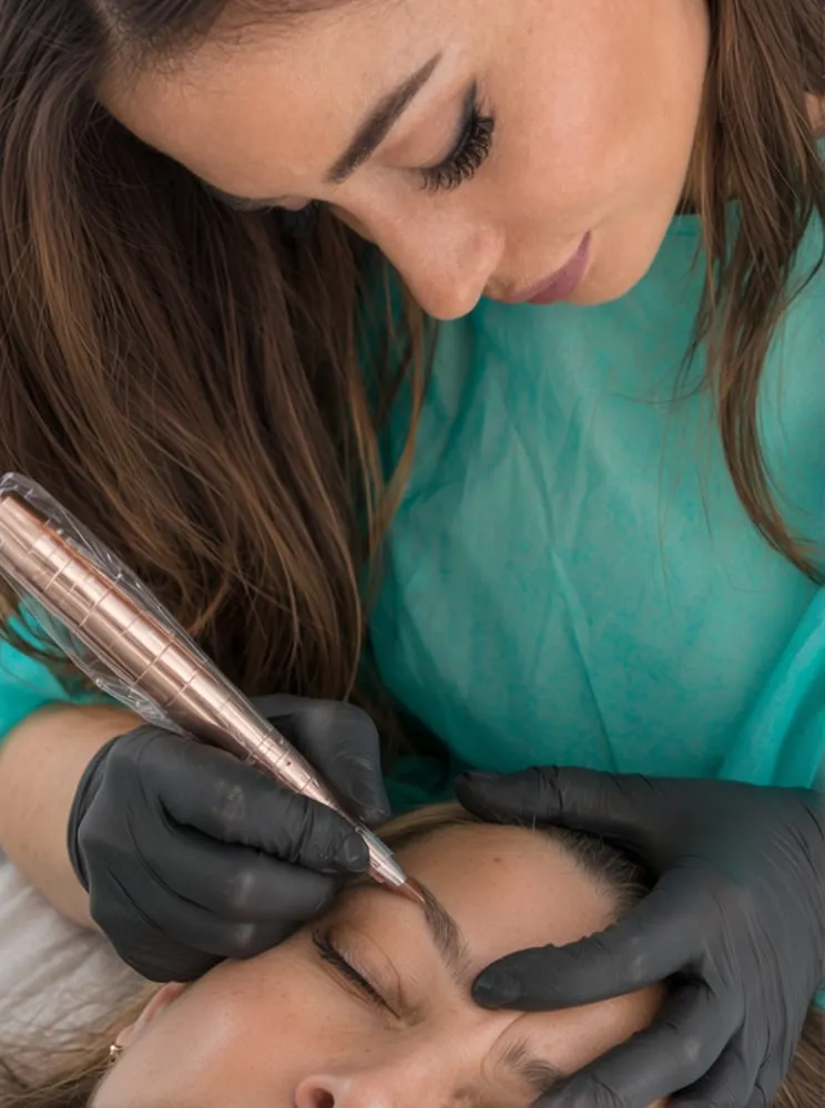 Marta Paradiso esegue il trucco semipermanente sopracciglia con il dermografo nel suo studio di Varese